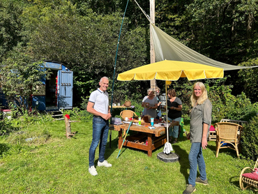 Bürgermeister Fred Jüngerich beim Projekt Kulturbauwagen Obererbach „Basteln für den Wichtelweg“ / Foto: Verbandsgemeindeverwaltung Bürgermeister Fred Jüngerich beim Projekt Kulturbauwagen Obererbach „Basteln für den Wichtelweg“ / Foto: Verbandsgemeindeverwaltung