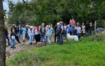 2. An der Wiese oberhalb Niedersteinebach, auf der einst die Eremitage von Konrad Hümberg stand, informierte Heimatforscher Albert Schäfer die Gruppe auch über den Gerlachschacht.