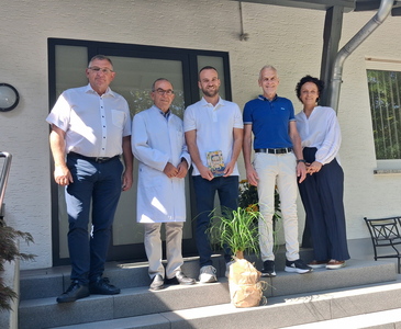 von links: Stadtbürgermeister Ralf Lindenpütz, Louis Chahem, M.D., Dr. med. Christian Chahem, Bürgermeister Fred Jüngerich, Verwaltungsmitarbeiterin Rebecca Seuser von links: Stadtbürgermeister Ralf Lindenpütz, Louis Chahem, M.D., Dr. med. Christian Chahem, Bürgermeister Fred Jüngerich, Verwaltungsmitarbeiterin Rebecca Seuser