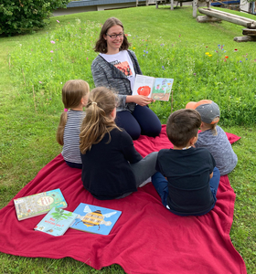 Jaqueline Hassel vermittelt den Kindern Wissen über Tiere und Pflanzen auf der Bienen- und Insektenwiese der Kindertagesstätte „Traumland“